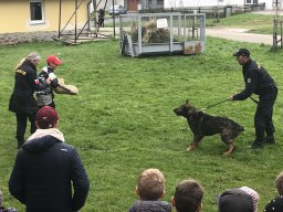 beseda s policii trochu jinak a k tomu navic prace policejnich psovodu 25